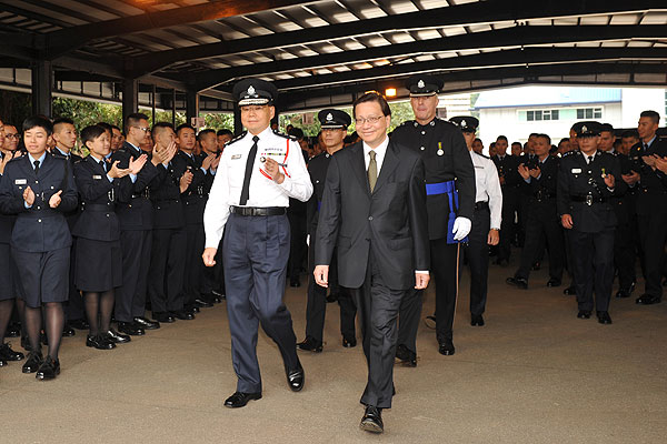 灭罪新星:结业会操后,运输及房屋局局长张炳良(右)在警务处处长曾伟雄