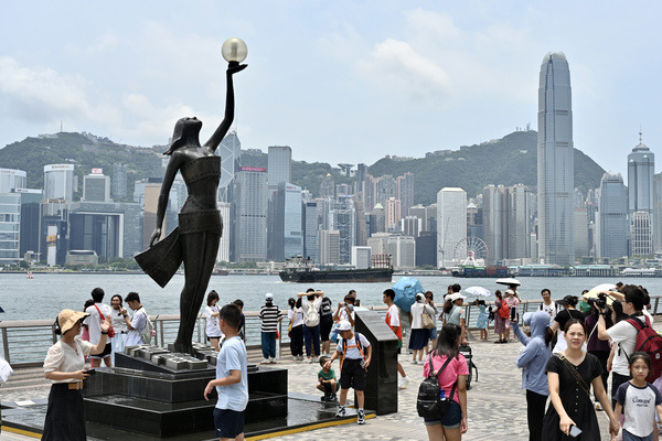 盛事浪接浪 訪港旅客增