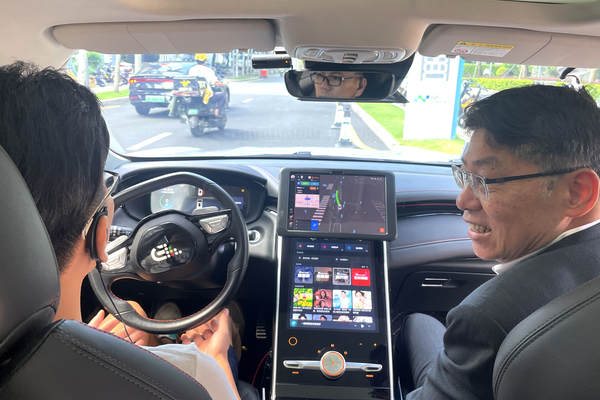 news.gov.hk - Lam Sai-hung rides AVs in Shenzhen