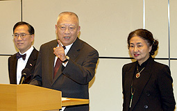 Tung Chee Hwa and task force meet media