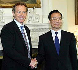 Premier Wen meets UK Prime Minister