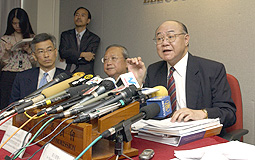 Justice Woo Kwok-hing