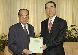 Wong Po-yan submits report to Henry Tang