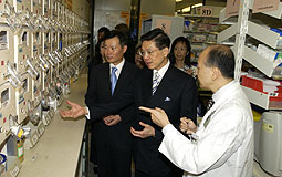 Dr Yeoh visits Eastern Hospital