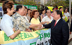 Patrick Ho visits Tin Shui Wai