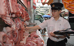 食環署人員檢視肉類