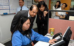 Matthew Cheung tours elderly home safety association