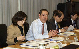 Henry Tang chairs Family Council's first meeting