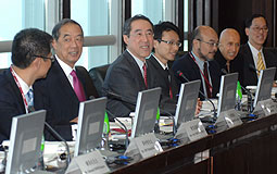 Henry Tang chairs meeting