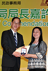 Tsang Tak-sing with an awardee