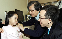 Acting Secretary for Food & Health observes human swine flu jab being administerd at private clinic