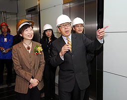 Fanny Law tours ICAC HQs