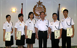 Lai Tung-kwok with outstanding immigration staff