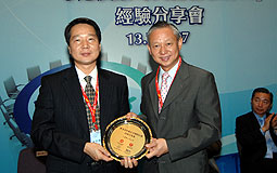 Ambrose Lee (right) presents a souvenir to Chen Shaobo