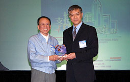 Kwok Leung-ming presents gold award to Kwok Yung-miu