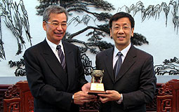 ICAC Commissioner Dr Timothy Tong and the procurator general of Supreme People's Procuratorate Cao Jianming 