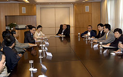 Chief Executive meets professionals, intellectuals