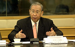 Rafael Hui at district council meeting