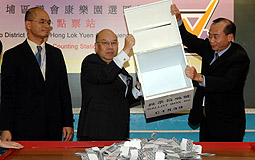 Pang Kin-kee, Arthur Ho emptying a ballot box