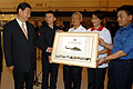 HK rescue team representatives present a souvenir to Vice-President Xi