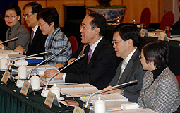 Henry Tang attends meeting