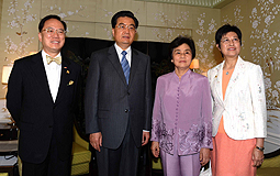 Donald Tsang meets President Hu Jintao 