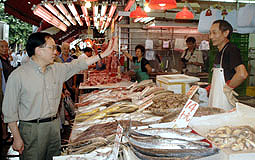 CE visits Sham Shui Po