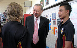 孫明揚與兩名Maribyrnong Secondary College學生