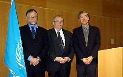 Shun Chi-ming(right) with new president Carr McLeod(centre)and ex-president Dr Neil Gordon 