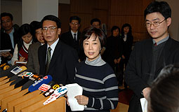 Li Qing, Sarah Liao meet media