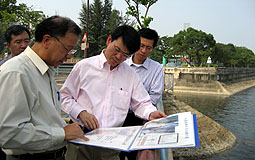 Edward Yau tours Sha Tin