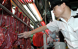 FEHD staff inspects beef