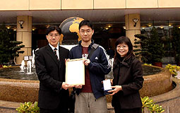 Thomas Chow presents certificate to Central Library's 30 millionth reader