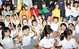 students support joyful fruit day