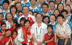 Donald Tsang at party for volunteers 