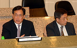 Dr York Chow briefs legislators