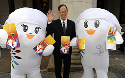 Tsang Tak-sing with EAG mascots