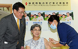 York Chow visits Lam Tin health centre