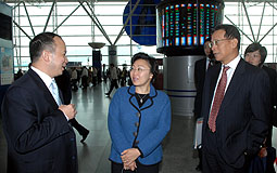 Eva Cheng tours Shenzhen Airport 