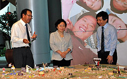 Eva Cheng visits Singapore's Urban Redevelopment Authority 