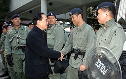 曾蔭權探望執勤警員