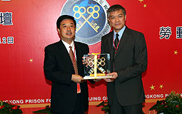 Kwok Leung-ming presents a souvenir to Zheng Zhenyuan 