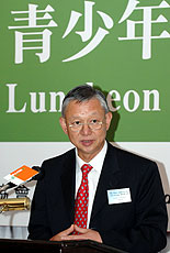 Ambrose Lee speaks at a luncheon seminar 