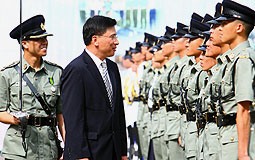 Prof KC Chan inspects correctional officers