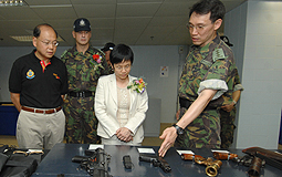 Tsang Wai-hung inspects officers' equipment